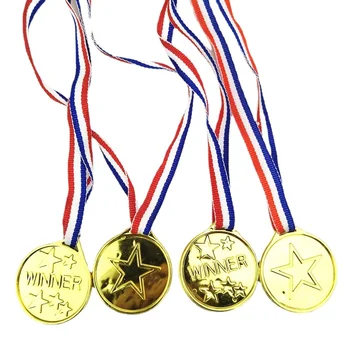24pcs Víťaz Ocenenie Medaily Deti detské Plastové Gold Win Krku Páse s nástrojmi Strany Prospech Narodeninám Zdobiť Vianočný